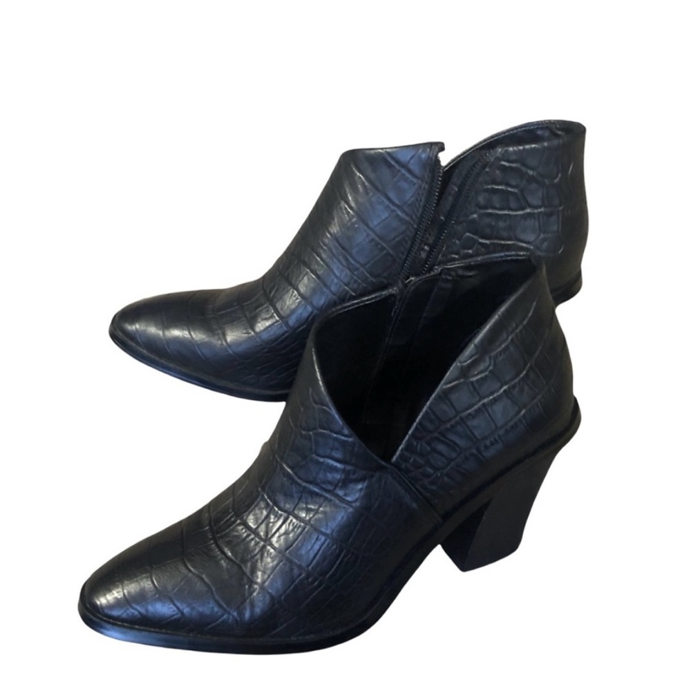 Vince Camuto black crocodile print leather bootie size 8